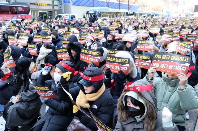 27일 오전 서울 중구 기업은행 본사 앞에서 노조원들이 파업 집회를 하고 있다 사진연합뉴스
