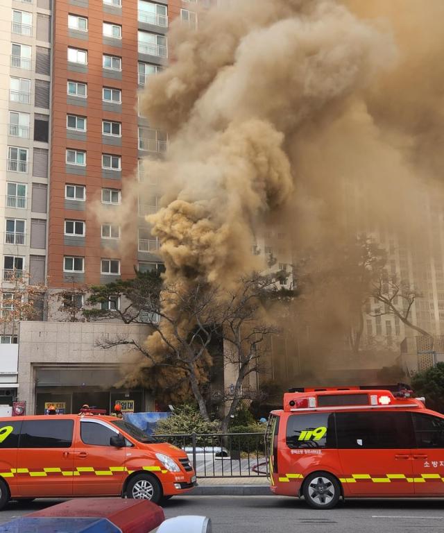 충북 청주시 흥덕구 가경동 한 아파트 단지 내 상가 건물에서 화재가 발생했다 사진연합뉴스