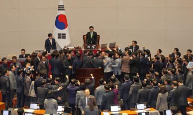 [속보] 우원식 한덕수 탄핵 정족수는 과반…국민의힘 원천 무효 항의