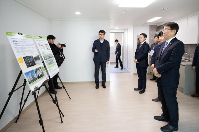 박상우 국토교통부 장관이 최근 서울시 고령자복지주택에서 주요 시설을 점검하고 있다연합뉴스