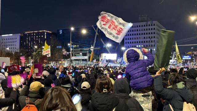 윤석열 퇴진을 촉구하기 위해 국회 앞 집회에 참여한 시민들 중엔 자녀와 함께 온 사람들도 많았다 사진박연수 기자