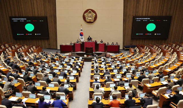 27일 국회 본회의에서 예금자보호법 일부개정법률안이 통과되고 있다 사진연합뉴스