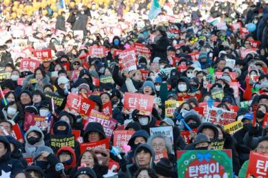 주말 광화문 집회 인파관리 강화…혼잡 땐 지하철 무정차 통과