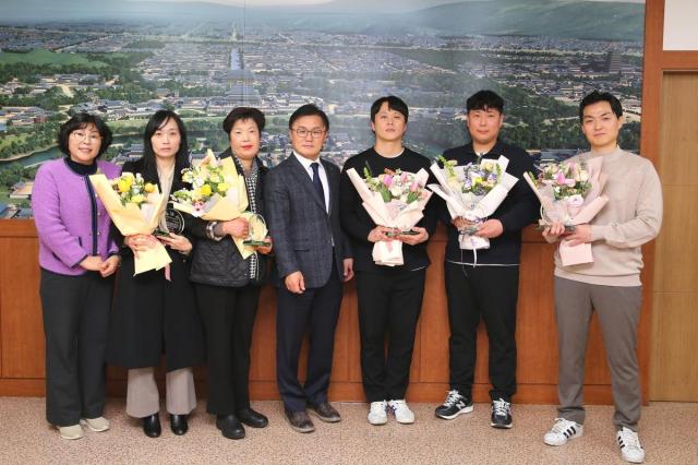 경주시는 올해 하반기 베스트 친절 음식점 5개 곳을 선정하고 지난 26일 경주시 부시장실에서 송호준 부시장이 표창패를 전달한 후 기념 촬영을 하고 있다 사진경주시