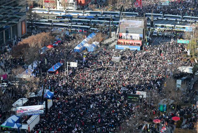  28일 서울 종로구 광화문 동화면세점 앞에서 대한민국바로세우기국민운동본부 주최로 주사파 척결 자유민주주의 수호 광화문 국민혁명대회가 열리고 있다 20241228 사진연합뉴스