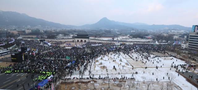 21일 서울 종로구 경복궁 동십자각 인근에서 윤석열즉각퇴진·사회대개혁 비상행동 주최로 범시민 대행진이 열리고 있다 20241221 사진연합뉴스