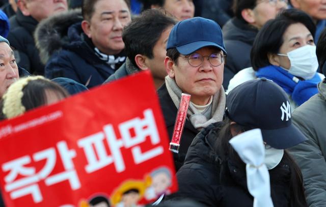 이재명 더불어민주당 대표가 28일 서울 종로구 경복궁 인근에서 윤석열즉각퇴진·사회대개혁 비상행동 주최로 열린 촛불 집회에 참석하고 있다 사진연합뉴스