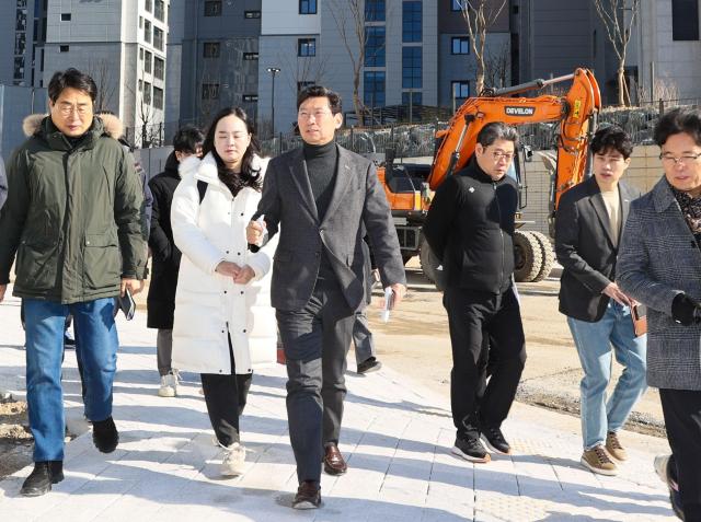 이상일 시장이 경남아너스빌 디센트 건설 현장을 둘러보고 있다사진용인시청