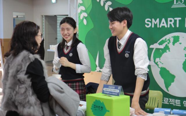 제7회 졸업발표회에 앞서 로비와 소강당에서는 학생의 그동안 배운 내용을 전시 형태로 나타낸 프로젝트 엑스포가 있었다 사진대구링컨학교