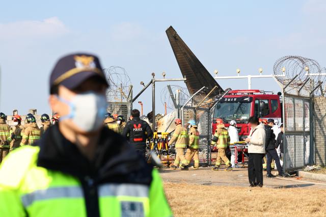 29일 오후 전남 무안군 무안국제공항에서 발생한 항공기 충돌폭발사고 현장에서 소방대원들이 구조작업을 펼치고 있다 사진연합뉴스