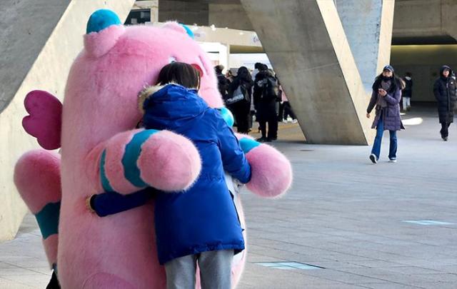 K-푸드 스페셜 페스타 위드 서울콘 행사장 앞에서 한 방문객이 해치 탈인형과 함께 사진을 찍고 있다 사진홍승완 기자