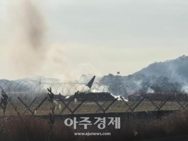 [슬라이드 포토] 제주항공 방콕발 여객기 무안공항 참사 현장 보니