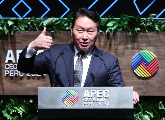 2025 경주 APEC CEO 서밋 의장을 맡게 되는 최태원 대한상공회의소 회장이 지난 11월 15일현지시간 페루 리마 국립대극장에서 열린 아시아태평양경제협력체APEC CEO 서밋에서 지휘봉을 인수한 뒤 내년 행사 주제와 계획을 밝히고 있다 사진연합뉴스