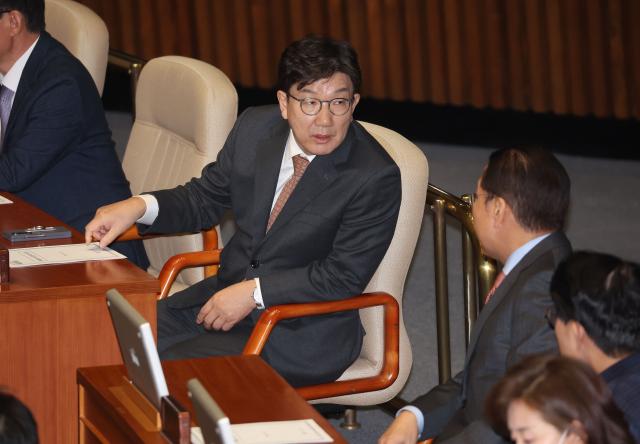 권성동 국민의힘 당 대표 권한대행 겸 원내대표와 비상대책위원장으로 지명된 권영세 의원이 27일 국회 본회의에서 대화를 나누고 있다 사진연합뉴스