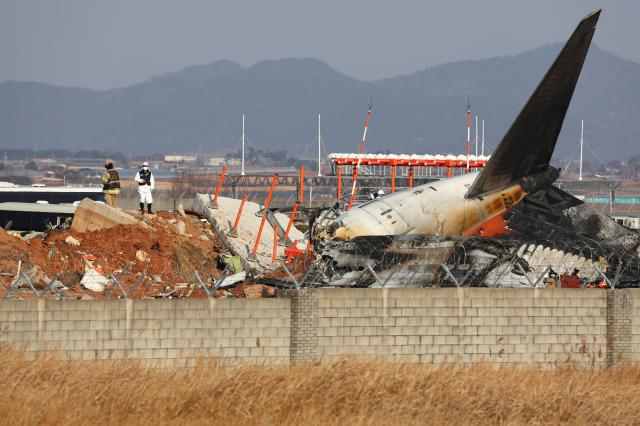 29일 오후 전남 무안군 무안국제공항에서 착륙 도중 충돌 후 폭발한 항공기의 잔해 사진연합뉴스