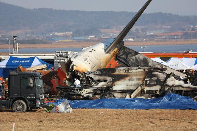 29일 전남 무안군 무안국제공항에서 발생한 제주항공 여객기 충돌 폭발 사고 현장에서 소방구급대원이 사고 여객기 내부를 수색하고 있다 사진연합뉴스
