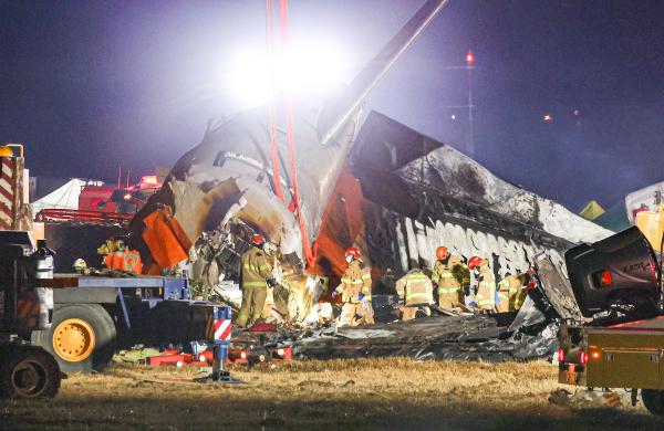 [務安チェジュ航空惨事] 搭乗者181人中177人死亡、国土部「ブラックボックス精査」