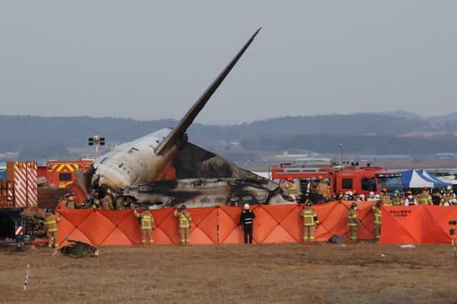 29일 전남 무안국제공항에 제주항공 7C2216편 사고 현장 사진연합뉴스