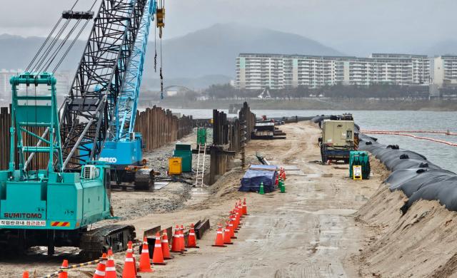 춘천∼속초 고속철도 공사 제1공구 현장에서 임시물막이 공사가 진행되고 있다 사진연합뉴스