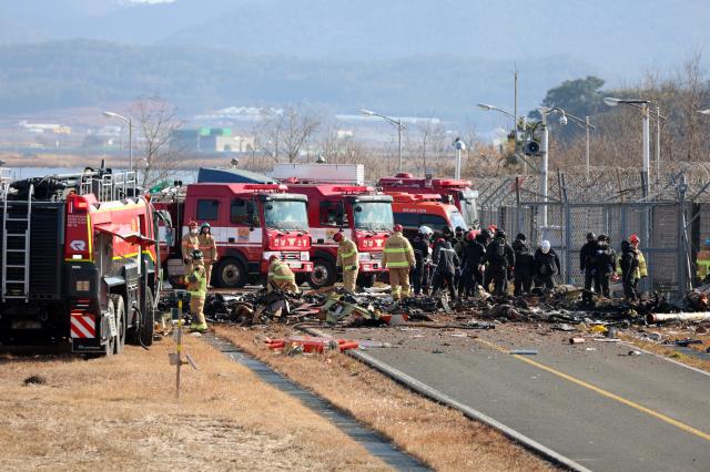 29일 오전 전남 무안국제공항에서 착륙 중이던 항공기가 활주로를 이탈해 울타리 외벽을 충돌했다 사진은 사고 현장에서 소방 당국이 인명 구조를 하는 모습 사진연합뉴스
 