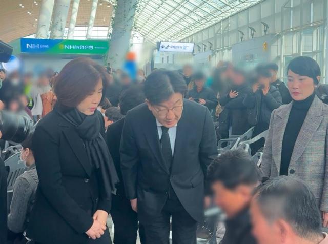 권성동 국민의힘 당대표 권한대행 겸 원내대표가운데가 30일 오전 무안공항에서 참사 유가족들을 위로하고 있다 사진구동현 기자