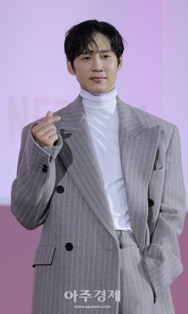 배우 박성훈이 9일 오전 서울 중구 동대문디자인플라자DDP에서 열린 넷플릭스Netflix 오징어 게임 시즌2 제작발표회에 참석해 포즈를 취하고 있다 20241209사진유대길 기자 dbeorlf123ajunewscom