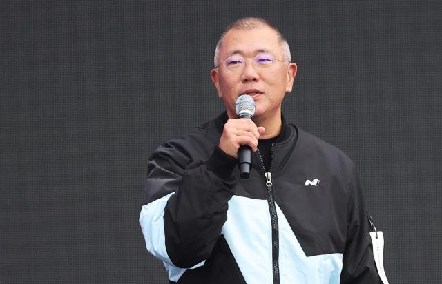 Hyundai Motor Group Chairman Chung Eui-sun greets visitors of Hyundai N x TOYOTA GAZOO Racing festival held in Everland Resort Oct 27 2024 Yonhap