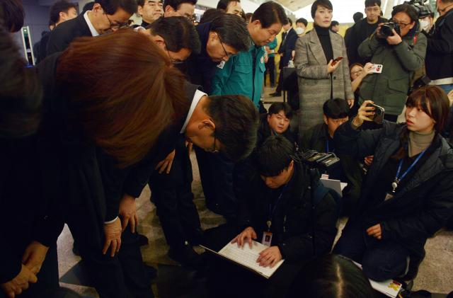 권성동 국민의힘 당대표 권한대행 및 원내대표가 30일 오전 무안국제공항에서 제주항공 여객기 사고 탑승객 가족들에게 고개 숙여 인사하고 있다 20241230 사진연합뉴스