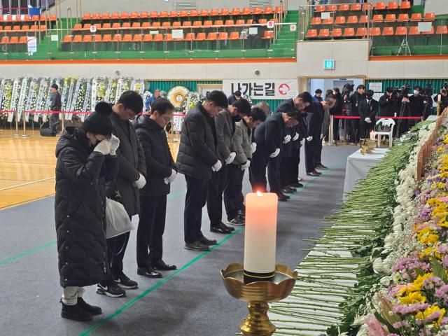 30일 무안스포츠파크에 설치된 제주항공 참사 희생자 합동분향소에 어린아이부터 정치권과 종교계가지 애도를 표했다 사진김옥현 기자