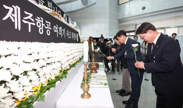 전북특별자치도청 공연장동 1층에 마련된 제주항공 여객기 사고 희생자 합동분향소를 찾은 문승우 전북특별자치도의회 의장 김관영 도지사 서거석 전북교육감왼쪽부터이 헌화하고 있다사진전북특별자치도