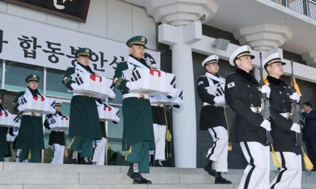 지난 12일 오전 서울 동작구 국립서울현충원 현충관에서 엄수된 6·25 전사자 합동봉안식에서 장병들이 영현 봉송을 하고 있다 사진공동취재단
