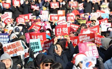 [무안 제주항공 참사] 제주항공 참사에 탄핵 집회도 멈췄다…애도 시간 필요