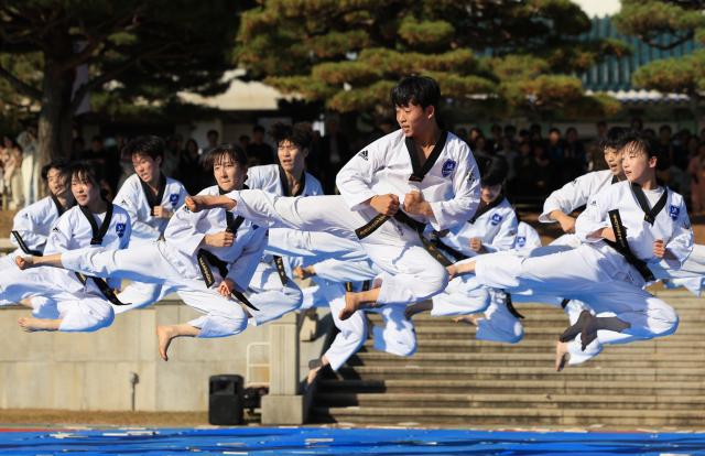 Màn biểu diễn Taekwondo của Đại học Thể thao Quốc gia Hàn Quốc tại Nhà Xanh ở Jongno-gu Seoul vào chiều ngày 10112024 ẢnhYonhap News