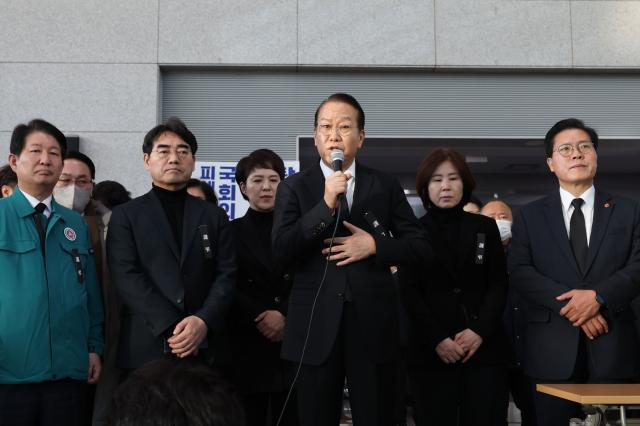 권영세 국민의힘 비상대책위원장이 30일 전남 무안국제공항을 찾아 제주항공 여객기 참사 유가족을 위로하고 있다 사진연합뉴스