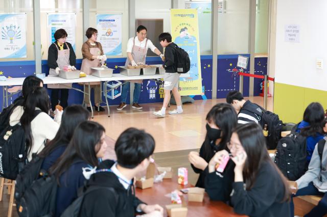 서거석 전북특별자치도교육감이 전주 용소중에서 학생들에게 간편식 배식을 하고 있다사진전북특별자치도교육청