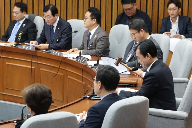 31일 국회에서 열린 윤석열 정부의 비상계엄 선포를 통한 내란 진상규명 국정조사특별위원회 첫 전체 회의에서 안규백 위원장이 의사봉을 두드리고 있다 사진연합뉴스