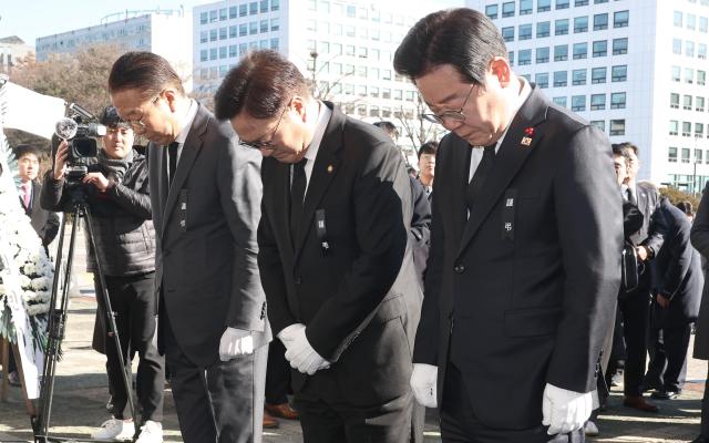 [포토] 국회 제주항공 여객기 사고 합동분향소 묵념