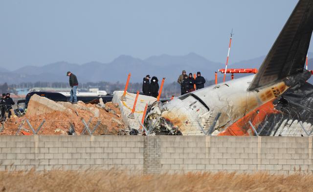 전남 무안군 무안국제공항 제주항공 여객기 참사 현장에서 미국 국가교통안전위원회NTSB 관계자들을 비롯한 한미합동조사단이 기체와 로컬라이저방위각표시시설가 있는 둔덕 등을 살펴보고 있다 사진연합뉴스