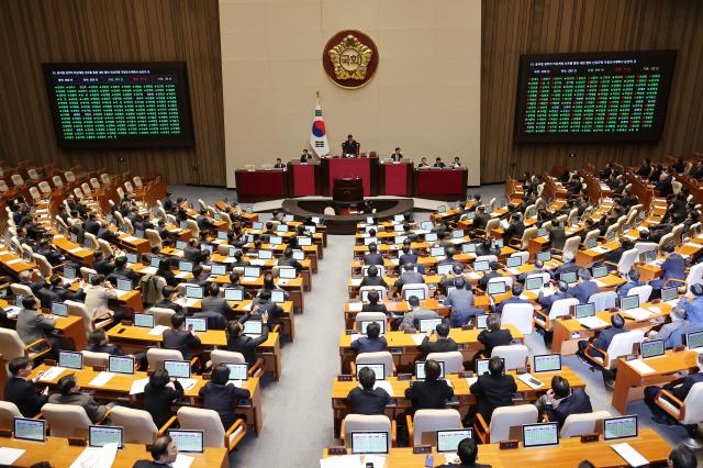 31일 국회 본회의에서 윤석열 정부의 비상계엄 선포를 통한 내란 혐의 진상규명 국정조사 계획서 승인의 건이 통과되고 있다 사진연합뉴스