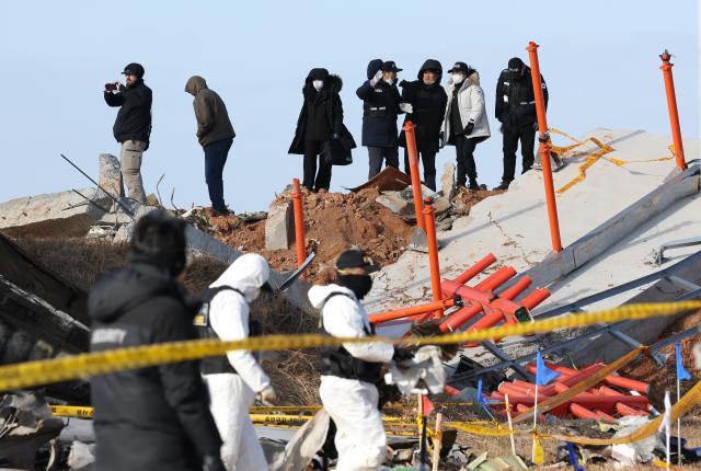 31일 오후 전남 무안군 무안국제공항 제주항공 여객기 참사 현장에서 미국 국가교통안전위원회NTSB 관계자들을 비롯한 한미합동조사단이 기체와 로컬라이저방위각시설가 있는 둔덕 등을 살펴보고 있다 사진연합뉴스