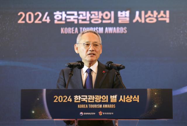 유인촌 문화체육관광부 장관이 18일 서울 중구 롯데호텔 서울에서 열린 2024 한국관광의별 시상식에서 축사하고 있다 사진문체부