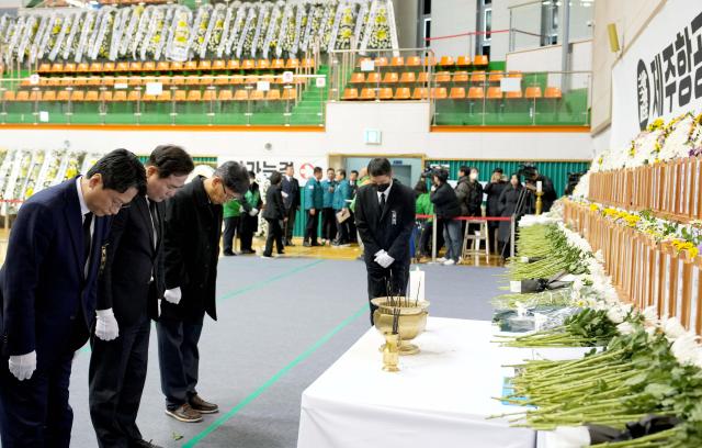 김학홍 경북도 행정부지사가 31일 제주항공 여객기 사고 관련 정부합동분향소전남 무안에서 조문하고 있다 사진경상북도