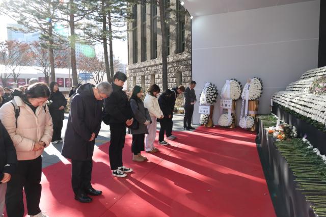 Citizens visit the joint memorial altar set up in front of Seoul City Hall Dec 31 2024 AJP Han Jun-gu