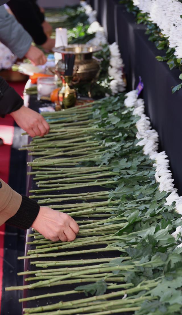 Citizens lay flowers at the joint memorial altar in front of Seoul City Hall Dec 31 2024 AJP Han Jun-gu