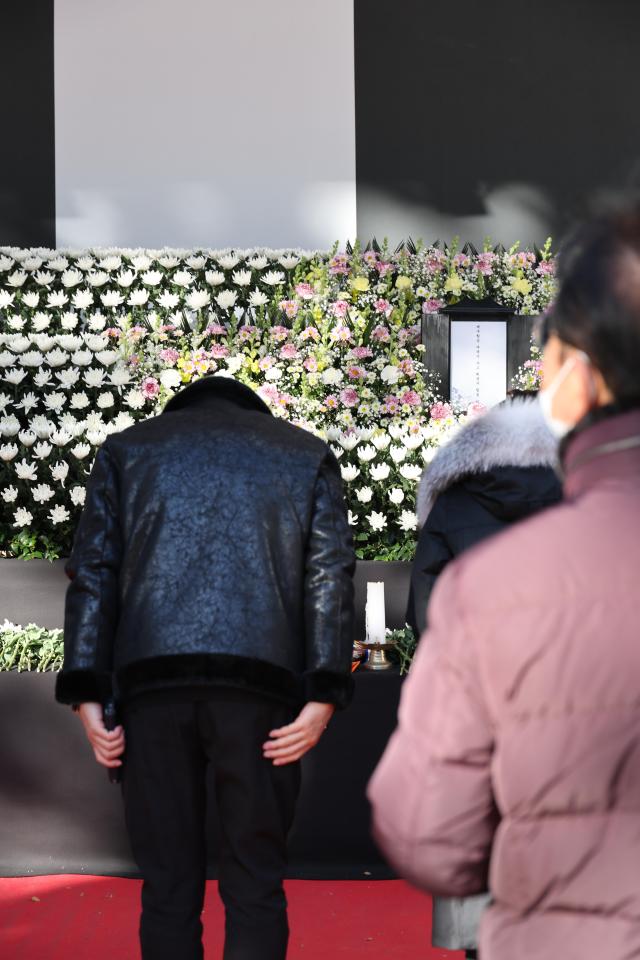 Citizens visit the joint memorial altar set up in front of Seoul City Hall Dec 31 2024 AJP Han Jun-gu