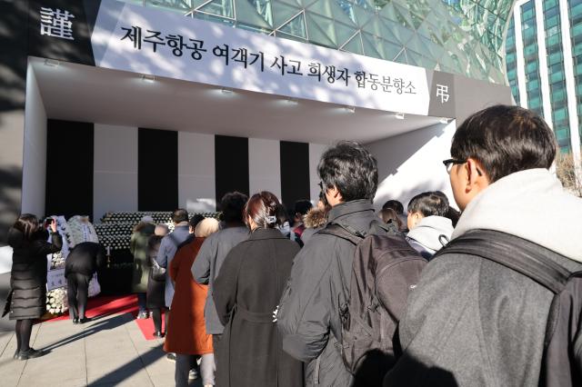 Citizens visit the joint memorial altar set up in front of Seoul City Hall Dec 31 2024 AJP Han Jun-gu