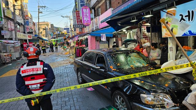 31일 오후 4시18분께 서울 양천구 목동 깨비시장에서 70대 남성이 모는 승용차가 돌진해 다수의 부상자가 발생했다  20241231  독자 제공 재판매 및 DB 금지