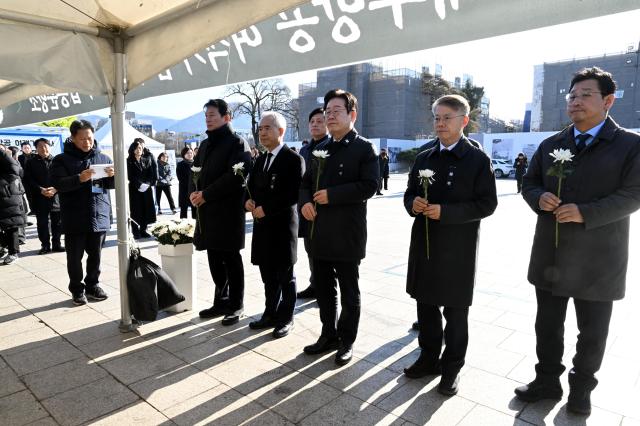 이재명 더불어민주당 대표가 새해 첫날인 1일 오전 광주 동구 5·18 민주광장에 설치된 제주항공 여객기 참사 희생자 합동분향소에서 헌화하고 있다 사진연합뉴스