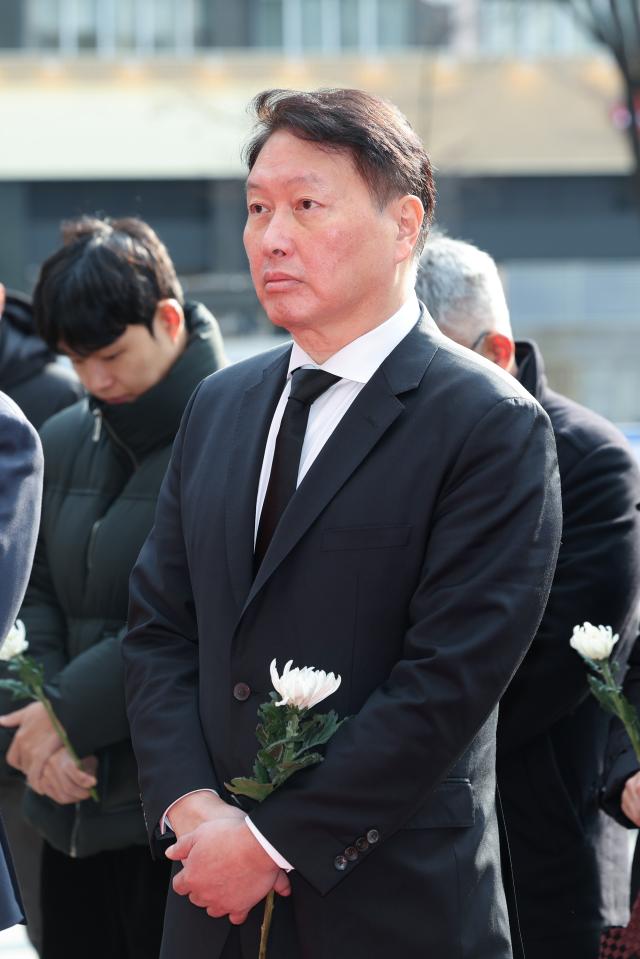 최태원 SK그룹 회장이 1일 오전 서울시청 앞 마련된 제주항공 여객기 사고 희생자 합동분향소에서 헌화하고 있다 사진연합뉴스