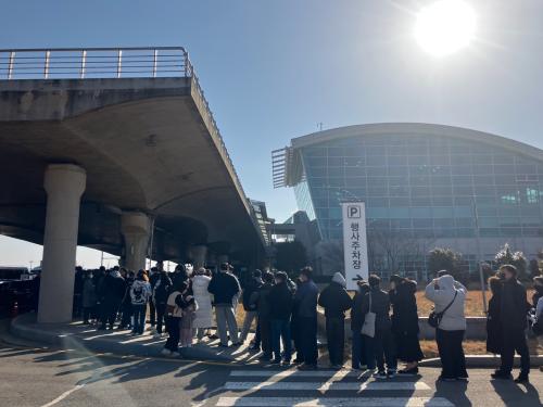 1일 무안공항 외부에 제주항공 참사 희생자 합동분향소를 찾은 조문객이 줄서있다 사진안수교 기자